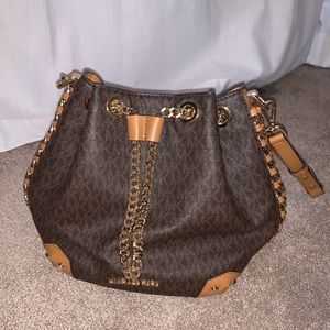 alanis medium logo bucket bag